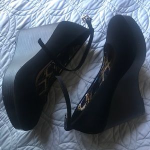 New Black strap wedges